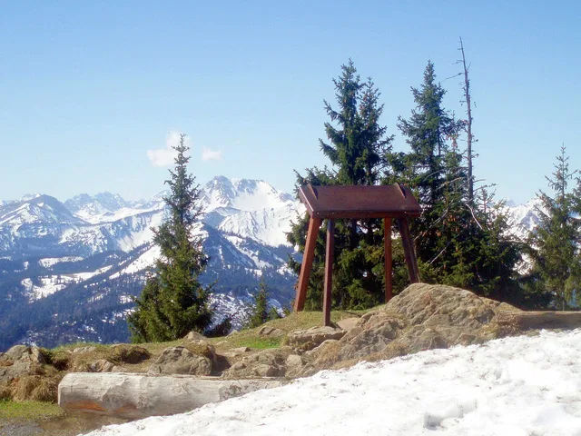 Gipfelbereich des Edelsbergs mit Schneeresten; Aufnahme als Landschaftseindruck.