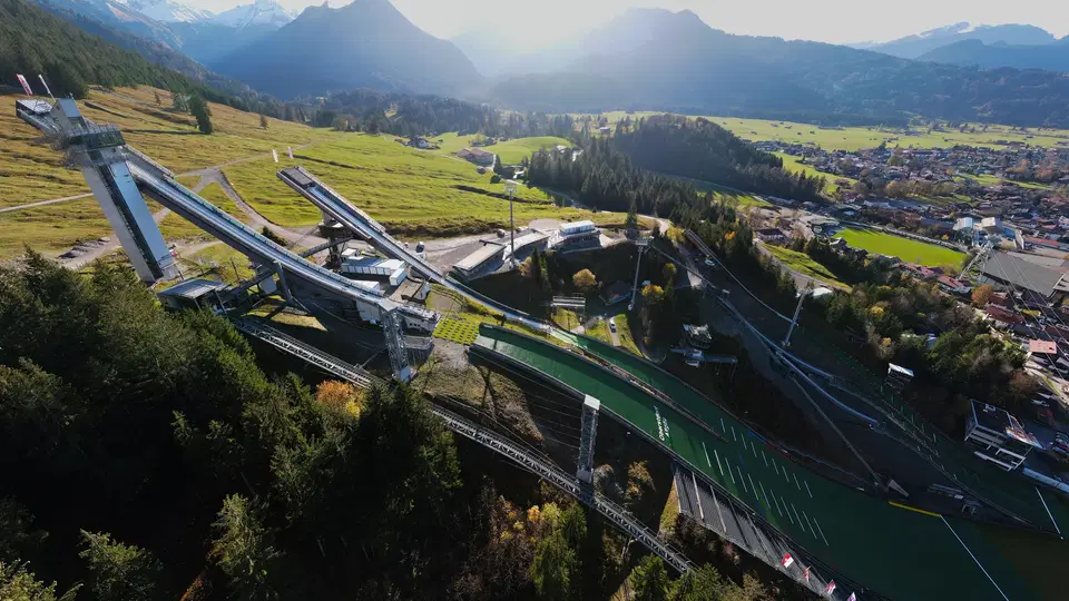 Blick auf die ORLEN Arena und die Oberstdorfer Sprungschanzen