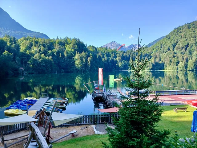 Freibergsee mit Bootssteg und umliegenden Bergen