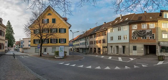 Straßenzug in einer deutschen Kleinstadt mit bunten Häusern und Verkehrsknotenpunkt