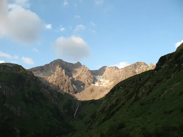 Braunarlspitze von Nordosten; das Foto zeigt das alpine Umfeld.