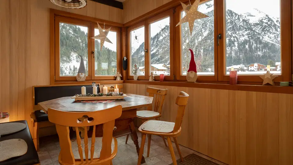 Sitzecke mit Holztisch und Bergblick