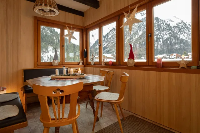 Sitzecke mit Holztisch und Bergblick