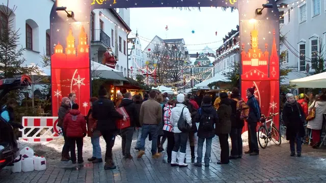 Eingang zum Weihnachtsmarkt in Kempten im Dezember 2012. Archivaufnahme.