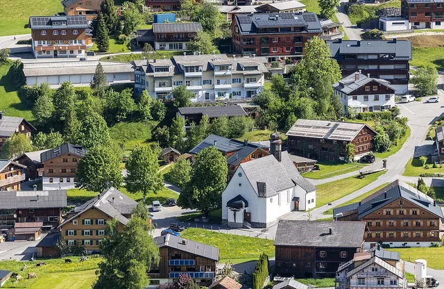 Luftaufnahme von Au-Rehmen mit der Kirche am Ausgangspunkt des Alpgangs.