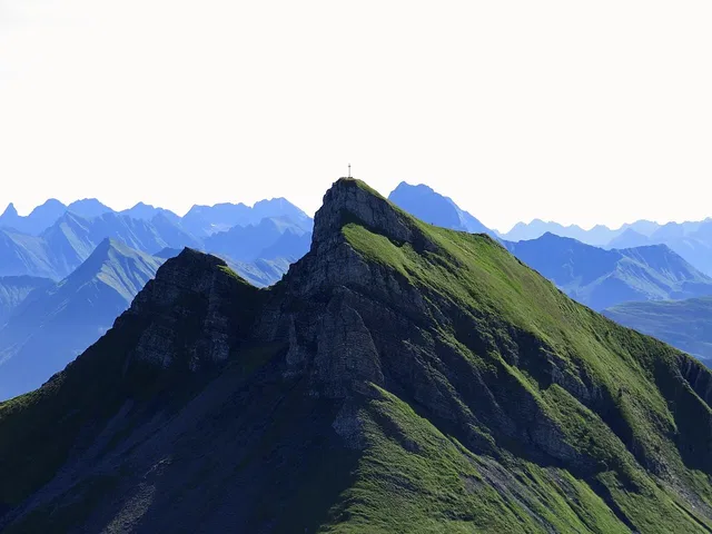 Die Damülser Mittagspitze in der sommerlichen Berglandschaft.