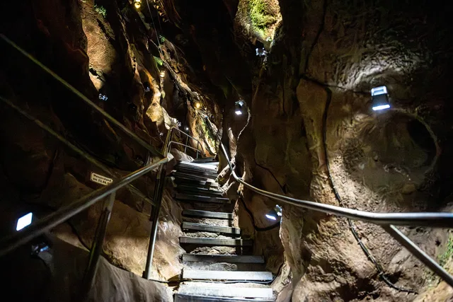 Unterirdische Treppe in der Sturmannshöhle mit Geländern und Felswänden.