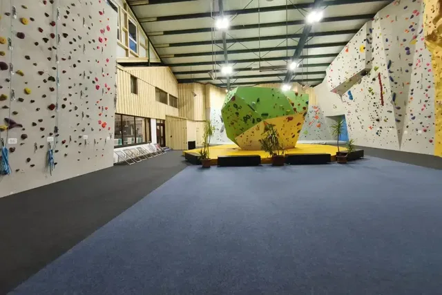 Übersicht der Kletterhalle mit zentralem Boulderturm