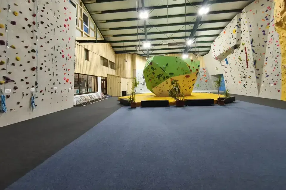 Indoor Klettern & Bouldern in der Fun Area Allgäu