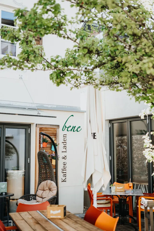 Sitzplätze vor dem Kaffee & Laden bene am Spitalplatz.