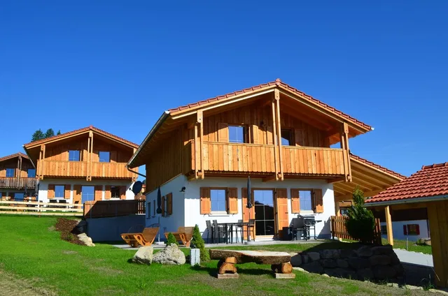 Holzar Chalet Haus 72 mit Balkon, Terrassen und Garten