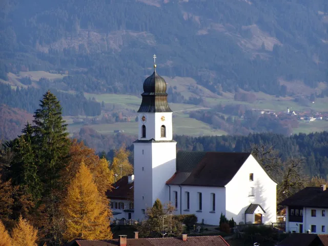 Pfarrkirche St. Alexander in Ofterschwang mit Zwiebelturm