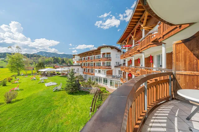 Juniorsuite-Balkon mit Blick auf Garten und Berge