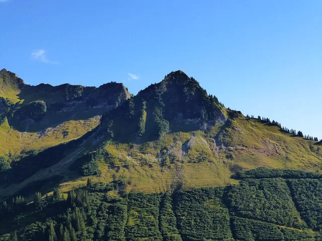 Das Damülser Horn von der Alpe Oberdamüls aus gesehen; der Gipfel gehört nicht zur MTB-Runde.
