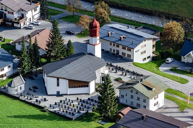 Das Ortszentrum von Klösterle ist der Ausgangsort für Touren ins Nenzigasttal. Aufnahme aus der Luft.