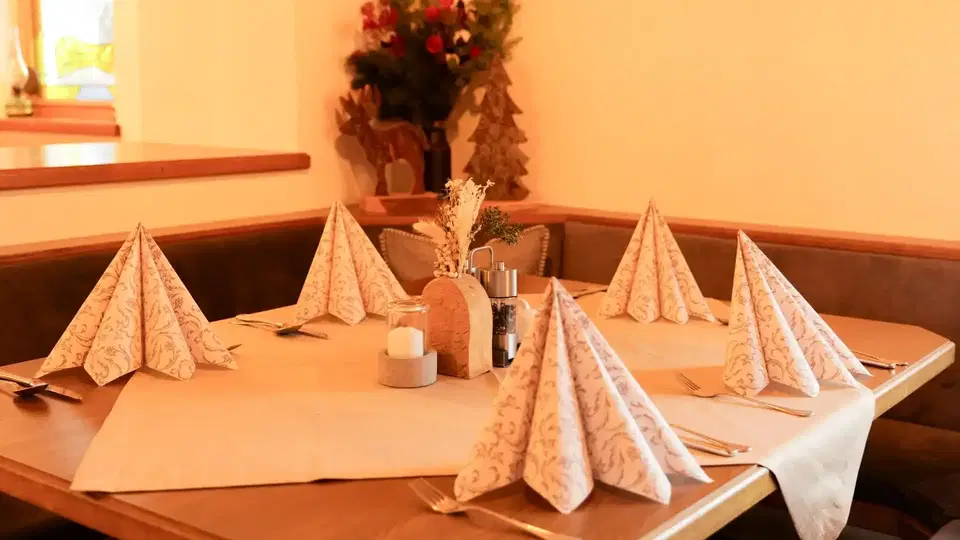 Festlich gedeckter Restauranttisch im Posthansl