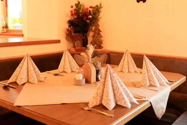 Festlich gedeckter Restauranttisch im Posthansl