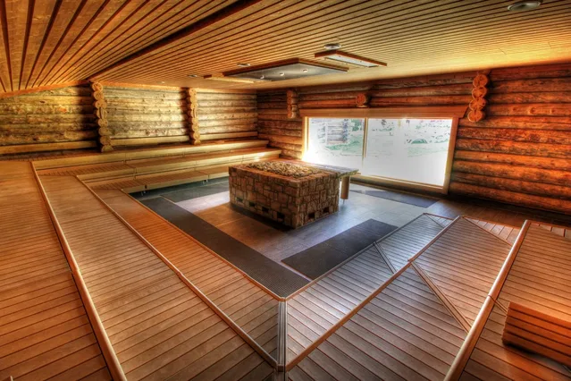 Holzsauna mit umlaufenden Sitzbänken