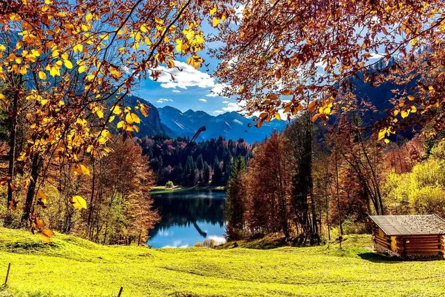 Freibergsee in herbstlicher Berglandschaft