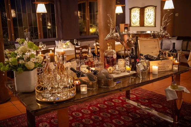 Getränke und gedeckter Tisch im Wittelsbacher Hof