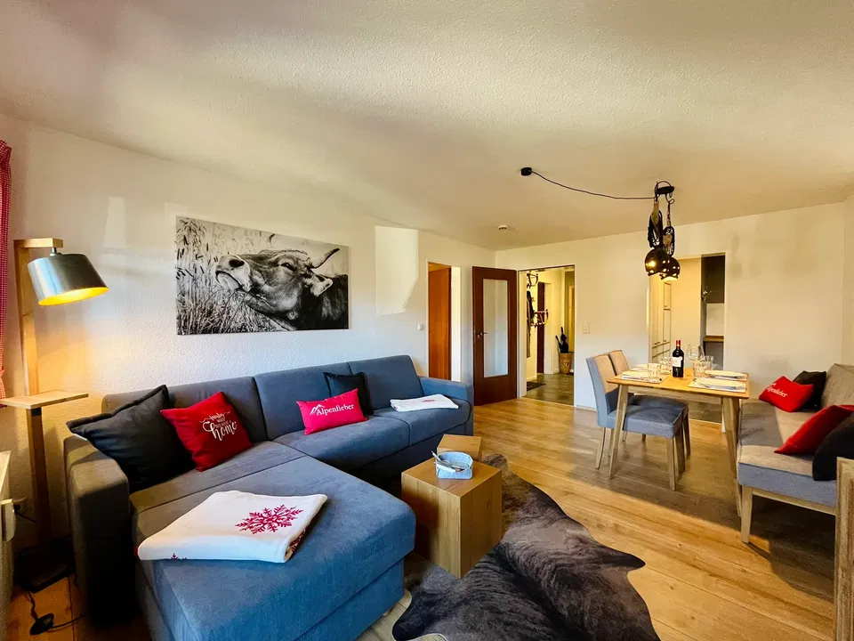 Wohnbereich mit Sofa und Essplatz in Alpenfieber I