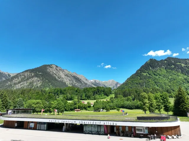 Nordic Zentrum Oberstdorf im Sommer mit Blick auf die Berge