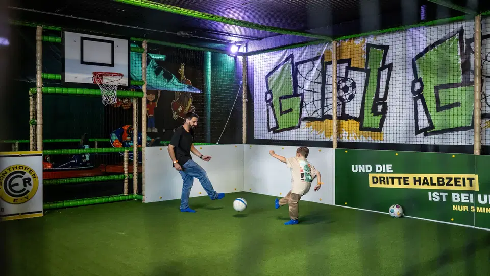 Multifunktionsfeld mit Fußball und Basketball im WONNILAND