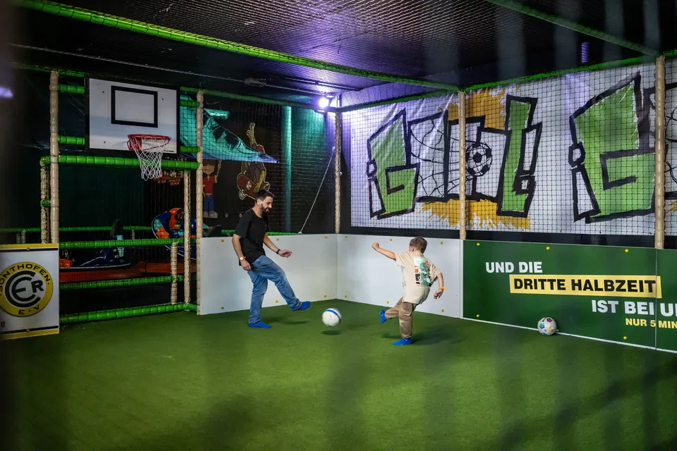 Multifunktionsfeld mit Fußball und Basketball im WONNILAND