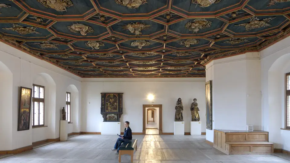 Rittersaal im Hohen Schloss mit Kassettendecke und Skulpturen