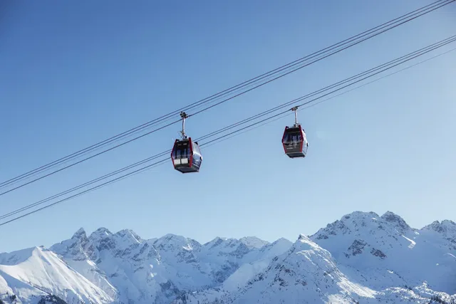 Gondeln der Fellhornbahn über verschneiter Berglandschaft