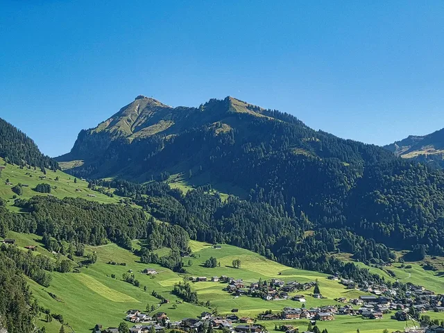 Der Diedamskopf als Landschaftsaufnahme; die MTB-Tour führt zur Bergstation unterhalb des Gipfels.