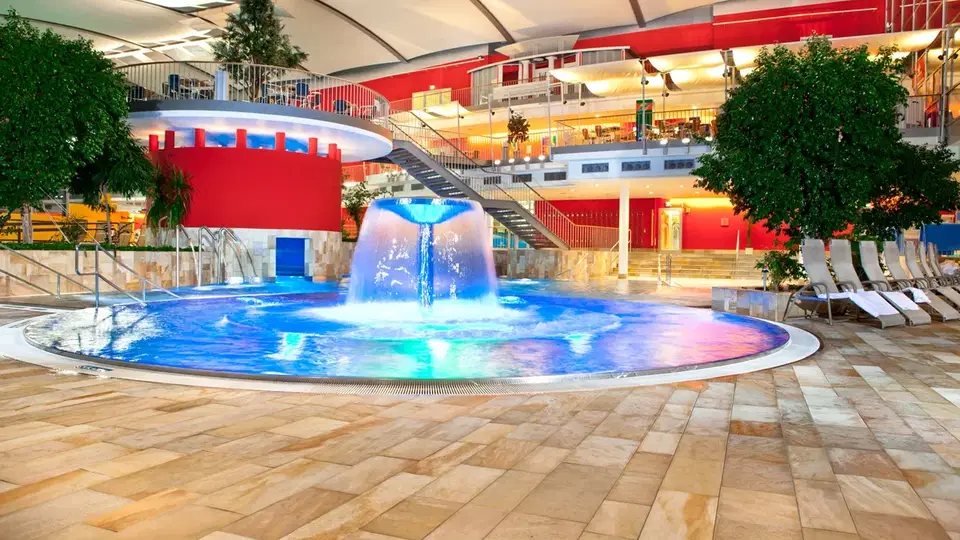 Schwimmlagune der Badewelt mit Wasserpilz
