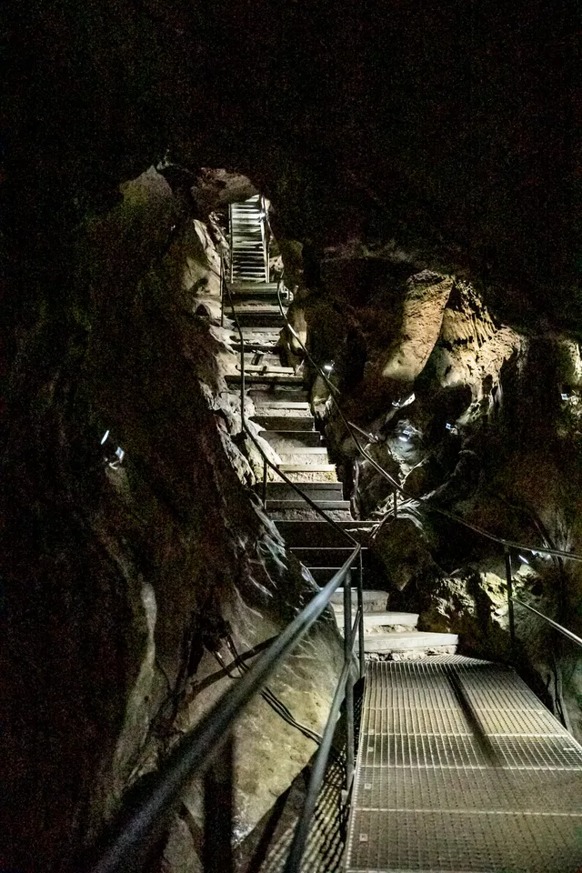 Metalltreppe in dunkler Höhlenpassage der Sturmannshöhle