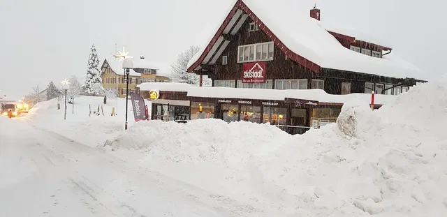 Skistadl Mittelberg im Winter vor verschneiter Bergkulisse