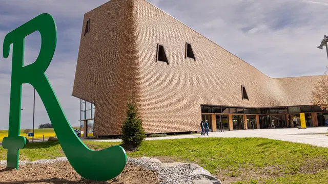Gebäude der Rapunzel Welt mit grünem R vor dem Eingang