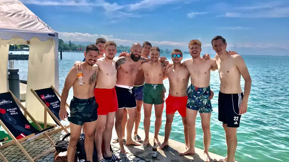 Gruppe am Seeufer beim SeaSports Gruppen-Event