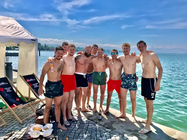 Gruppe am Seeufer beim SeaSports Gruppen-Event
