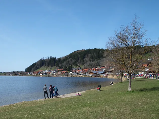 Blick vom Uferweg auf Hopfen am See.