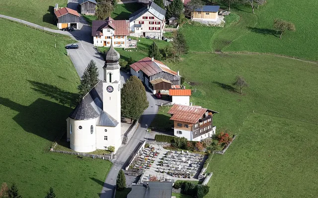 Wald am Arlberg im Klostertal; Ortsaufnahme aus der Luft.