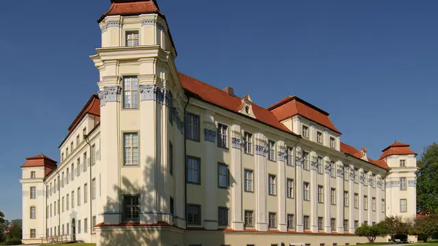 Südfassade des Neuen Schlosses Tettnang mit Ecktürmen und rotem Dach. Ortsmotiv.