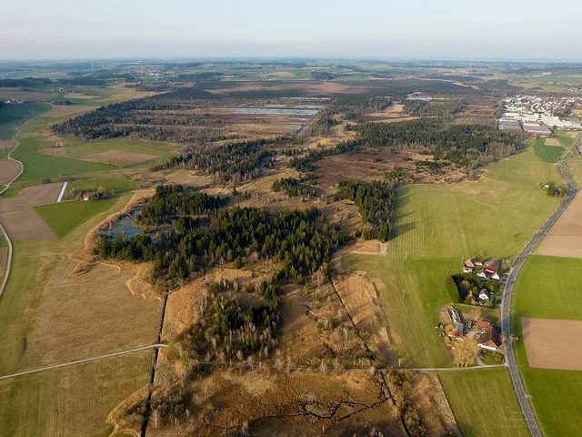 Luftaufnahme der Moorlandschaft des Wurzacher Rieds; die Radrunde führt um das Gebiet.
