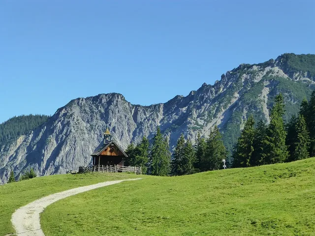 Die Kapelle Rellseck liegt im letzten Abschnitt der Wanderung nach Bartholomäberg.