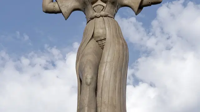 Imperia-Skulptur von Peter Lenk am Konstanzer Hafen vor blauem Himmel. Ortsmotiv.