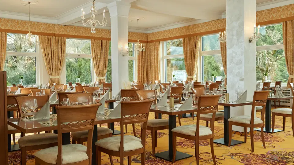 Speisesaal im Wittelsbacher Hof mit gedeckten Tischen
