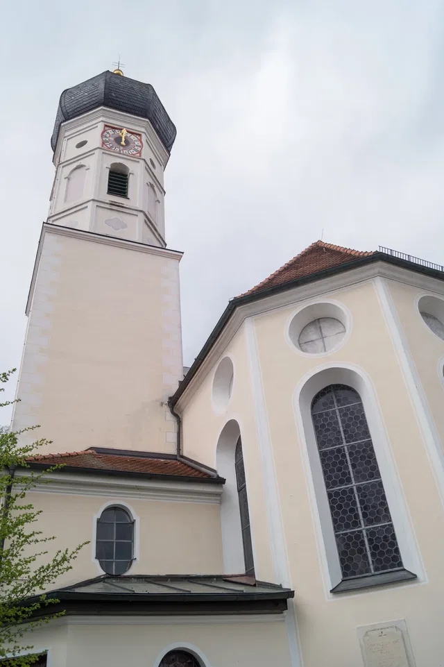 Pfarrkirche St. Vitus in Iffeldorf von außen