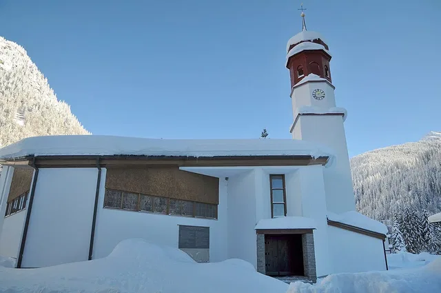 Winteraufnahme der Pfarrkirche im Ortszentrum von Klösterle, dem Ausgangsort der Runde.