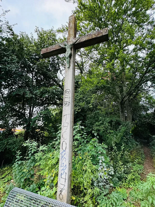 Feldkreuz auf dem Höhrenberg, einem Aussichtspunkt der Runde.