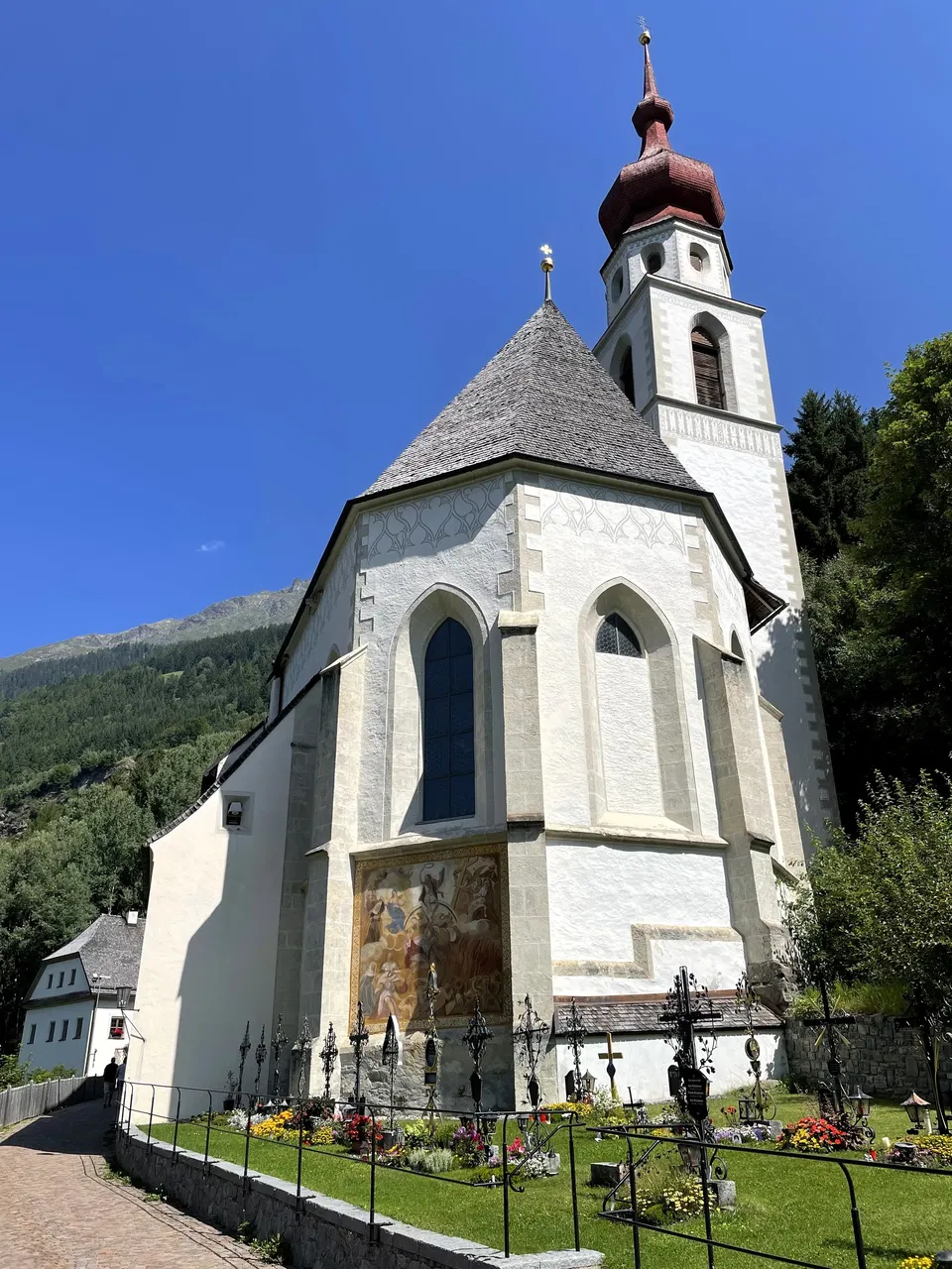 Wallfahrtskirche Kaltenbrunn – Kirchenkunst am Eingang des Kaunertals