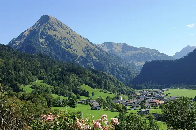 Schoppernau mit der Üntschenspitze im Hintergrund; Ortsübersicht, kein Foto des jeweiligen Wegabschnitts.