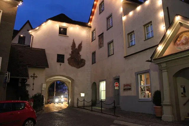 Das Obere Tor in Bludenz bei Abendlicht – ein Wegpunkt der Nüzidersrunde.
